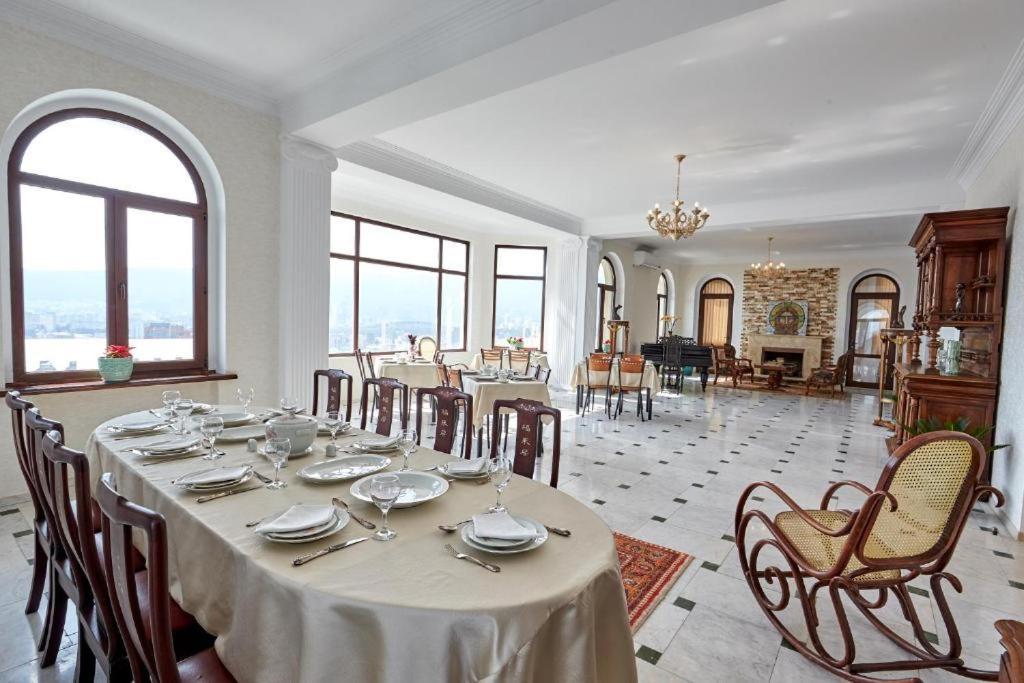 The Hilltop Skyline Hotel Tbilisi Bagian luar foto