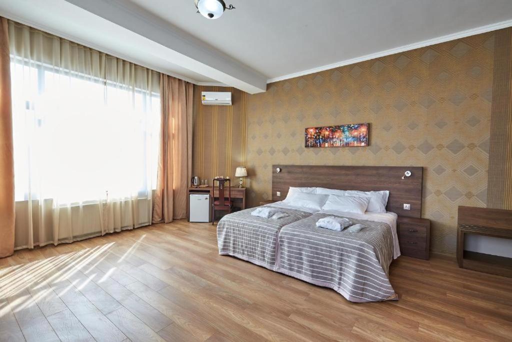 The Hilltop Skyline Hotel Tbilisi Bagian luar foto