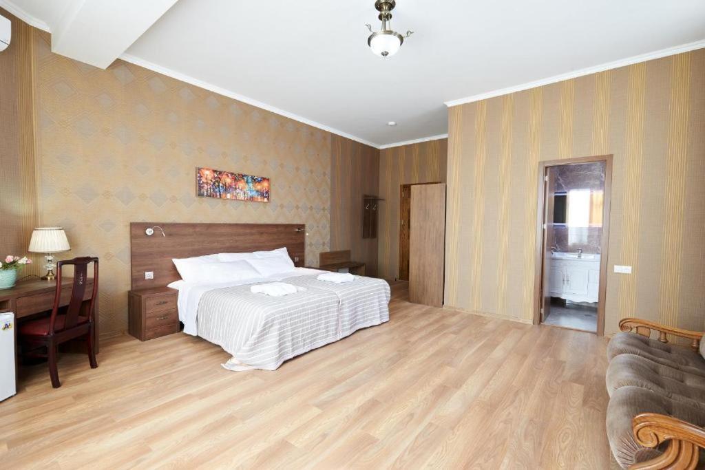 The Hilltop Skyline Hotel Tbilisi Bagian luar foto