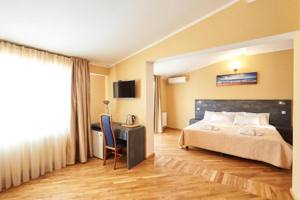 The Hilltop Skyline Hotel Tbilisi Bagian luar foto