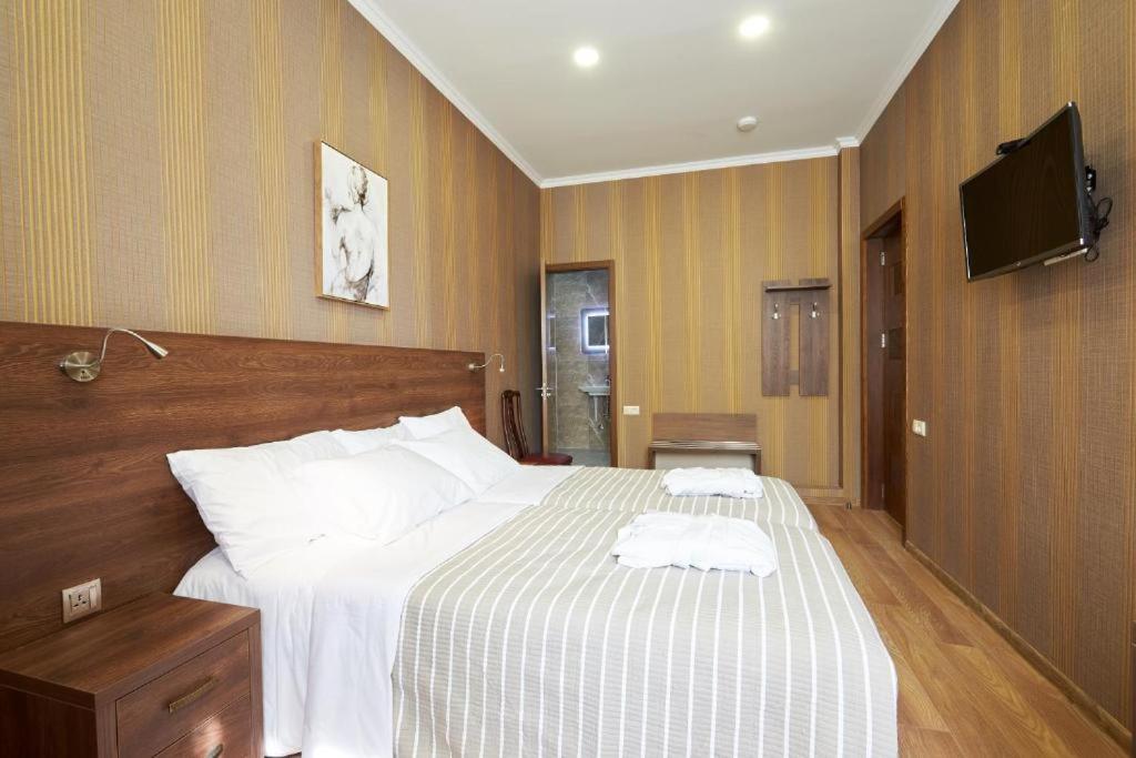 The Hilltop Skyline Hotel Tbilisi Bagian luar foto