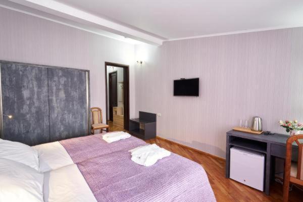 The Hilltop Skyline Hotel Tbilisi Bagian luar foto