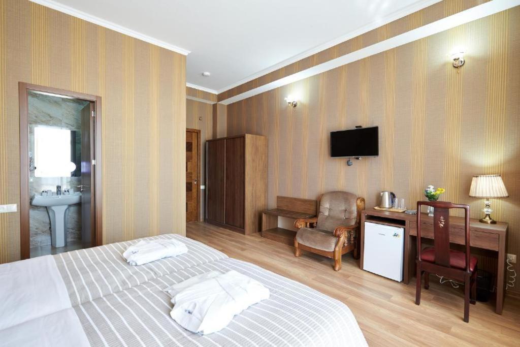 The Hilltop Skyline Hotel Tbilisi Bagian luar foto